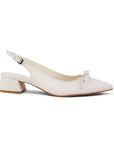 vista lateral de zapatillas para dama beige con tacón 4cm y talón descubierto