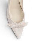vista del detalle del moño en zapatillas stiletto color beige para dama con tacón