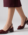 Zapatillas vino con moño y talón descubierto de charol con tacón cuadrado