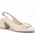 vista diagonal de zapatillas beige de charol destalonadas para dama con tacón bajo 6 cm