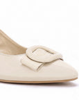 detalle del material charol en zapatillas beige para dama destalonadas con tacón medio 6 cm punta fina