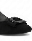 detalle del material buck con charol en zapatillas negras para dama destalonadas con tacón medio 6 cm punta fina