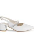 Vista lateral de zapatilla beige destalonada para mujer con tira de pedrería punta cerrada fina y tacón bajo de 6cm
