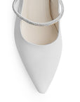 Vista de material cabra sintético en zapatilla beige destalonada para mujer de punta fina tira de pedrería en empeine y tacón bajo 6cm