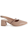 Vista lateral de zapatilla nude destalonada para mujer con tira de pedrería punta cerrada fina y tacón bajo de 6cm