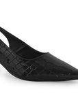 Vista a detalle de zapatilla negra para mujer con tacón bajo de 5cm y punta fina