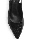 Vista de material sintético en zapatilla negra destalonada para mujer con punta fina y tacón bajo de 5cm