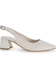 Vista lateral de zapatilla beige con punta fina destalonada y tacón ancho bajo de 5cm