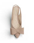 Vista superior de flat nude para mujer con moño grande en punta fina y correa ajustable