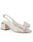 Vista diagonal de zapatilla para mujer con moño en punta fina y tacón bajo ancho de 6cm en color beige