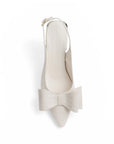 Vista superior de zapatilla beige destalonada para mujer con moño en punta fina