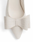 Vista de material sintético en zapatilla destalonada para mujer con moño en punta fina color beige