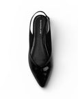 Vista superior de flats negros destalonados para mujer con punta fina y correa trasera ajustable