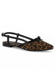 Vista diagonal de flats cafes con negro para mujer con punta fina, moño destalonado y pulsera ajustable