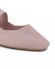 Vista del detalle de pulsera en flats tipo balerinas nude para mujer