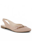 Vista diagonal de flats nude en charol para mujer de piso