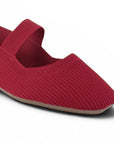 Vista del detalle de pulsera en flats tipo balerinas rojas para mujer