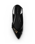 Vista superior de flats negros en charol para mujer