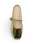 Vista superior de balerina dorada tipo mule para dama de piso con punta semicuadrada y pulsera ajustable al empeine