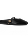 Vista diagonal de balerina negra tipo mule con pulsera ajustable en el empeine de piso y punta semicuadrada para dama