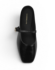 Vista superior de balerina negra tipo mule para dama de piso con punta semicuadrada y pulsera ajustable al empeine
