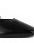 Detalle del material sintético en balerina negra tipo mule para dama con punta semicuadrada de piso y pulsera ajustable en el empeine