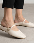 Balerinas beige tipo mule para dama con pulsera ajustable en el empeine de piso y punta semicuadrada