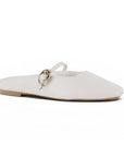 Vista diagonal de balerina beige tipo mule con pulsera ajustable en el empeine de piso y punta semicuadrada para dama