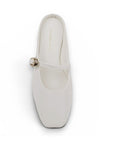 Vista superior de balerina beige tipo mule para dama de piso con punta semicuadrada y pulsera ajustable al empeine