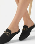 Flats tipo mules negros con herraje metálico y punta semi cuadrada para dama