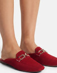 Flats tipo mules rojos con herraje metálico y punta semi cuadrada para dama