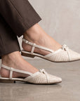 Flats beige de piso con punta fina, pulsera ajustable y moño en el empeine para dama