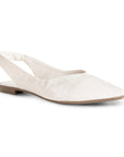 Vista diagonal de flats beige destalonado para mujer con correa trasera y punta fina