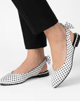 Flats blancos de punta fina para mujer con moño trasero de diseño destalonado y suela de piso