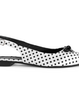 Vista lateral de flats blanco para dama con pulsera ajustable, moño decorativo en punta fina de piso