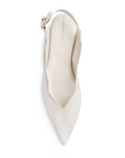 Vista superior de flats beige para dama con punta fina pulsera ajustable y detalles ondulados para dama