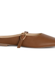 Vista lateral de balerina café de piso tipo mule con punta semicuadrada y pulsera ajustable en el empeine
