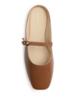 Vista superior de balerina café tipo mule para dama de piso con punta semicuadrada y pulsera ajustable al empeine
