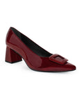 Vista diagonal de zapatilla vino con hebilla en punta fina con tacón bloque de 6cm
