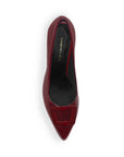 Vista superior de zapatilla vino para mujer con hebilla forrada en punta fina