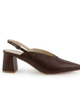 Vista lateral de zapatilla café para mujer con hebilla ajustable en pulsera abajo del tobillo y tacón de 7cm