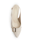 Vista superior de zapatilla beige con punta fina, pulsera ajustable y tacón medio 7cm para dama