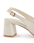 Vista trasera del tacón medio 7cm en la zapatilla beige para dama con punta fina y pulsera ajustable