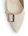Vista del detalle en punta fina de la zapatilla beige para dama con tacón medio 7cm