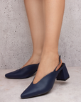 Zapatillas azul marino para mujer con hebilla ajustable y tacón ancho de 7cm