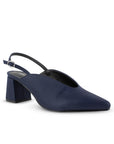 Vista diagonal de zapatilla azul marino para mujer con pulsera y tacón ancho de 7cm
