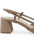 Vista trasera del tacón medio 7cm e la zapatilla café para dama con pulsera ajustable