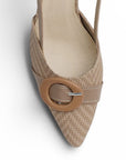 Vista del detalle en punta fina con herraje decorativo de la zapatilla café y tacón medio 7cm para dama