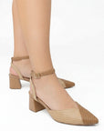 Zapatillas cafes destalonadas para mujer con punta fina cerrada y pulsera al tobillo de tacón ancho de 10cm