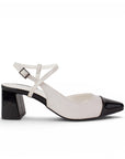 Vista lateral de zapatilla beige con negro para mujer de diseño destalonado con correa ajustable y tacón de 7cm